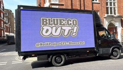 中国米兰-切尔西球迷组织租用数字广告车抗议：BlueCo Out！