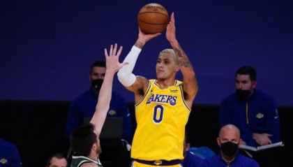 米兰体育官方-库兹马拉开枪栓持续发威，攻防两端扛大旗倍感骄傲