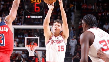 中国米兰-火箭胜灰熊，乌度卡再次变阵！首发4前锋+单中锋，奥科吉降为替补